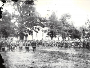 Soldaten der 20. Infanterie-Division an der Ostfront, im Hintergrund marschieren österreichische Verbündete, zu deren Unterstützung sie von der Westfront verlegt worden waren. Foto von Glasplatte Archiv E-J Zauner