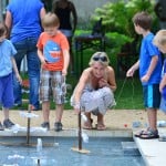 Schiff ahoi. Im Garten des Hauses der Braunschweigischen Stiftungen konnte das Gebastelte gleich ausprobiert werden. Foto: Andreas Greiner-Napp