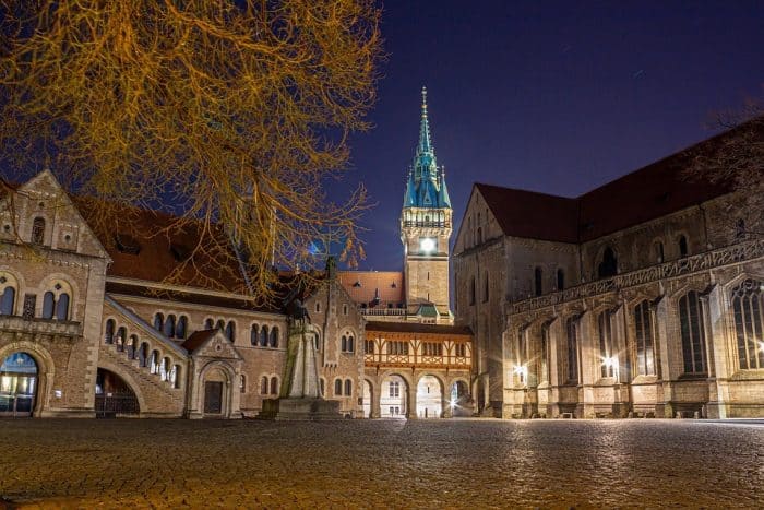 Blick auf den abendlichen Burgplatz als Zentrum der bedeutendsten Traditionsinsel. Foto: Vladan Rajkovic