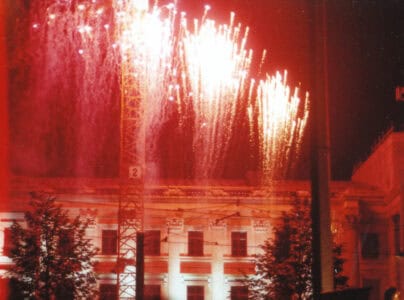 Rotes Feuerwerk erleuchtet die Nacht und die Fassade des Braunschweiger Schlosses.