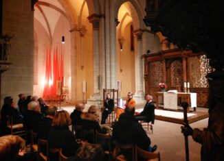 Innenraum der Klosterkirche Riddagshausen, Elena Kaufmann im Gespräch mit Michael Grisko und Cord-Friedrich Berghahn