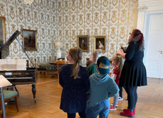 Kinder im Schlossmuseum bei einer Führung.