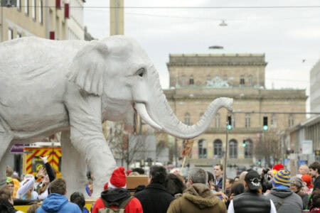 Ein Wagen mit einer Elefantendarstellung.