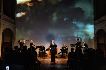 Das Ensemble Capella de la Torre in Aktion, zusammen mit einer Videoprojektion des Künstlers Jean-François Guiton.