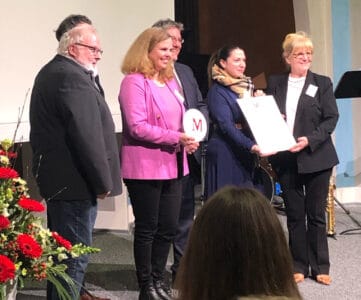 Sichtlich stolz: Helga Berendsen präsentiert das neue Museumsgütesiegel zusammen mit Maria-Rosa Berghahn (SBK) und Prof. Dr. Anja Hesse (Stadt Braunschweig). Foto: Der Löwe