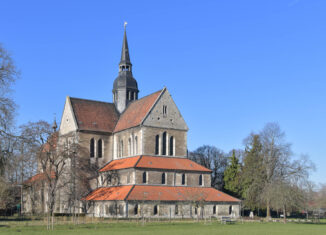 Die Klosterkirche Riddagshausen vor blauem Himmel. Foto: Andreas Greiner-Napp