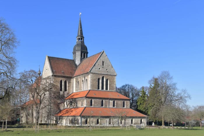 Die Klosterkirche Riddagshausen vor blauem Himmel. Foto: Andreas Greiner-Napp